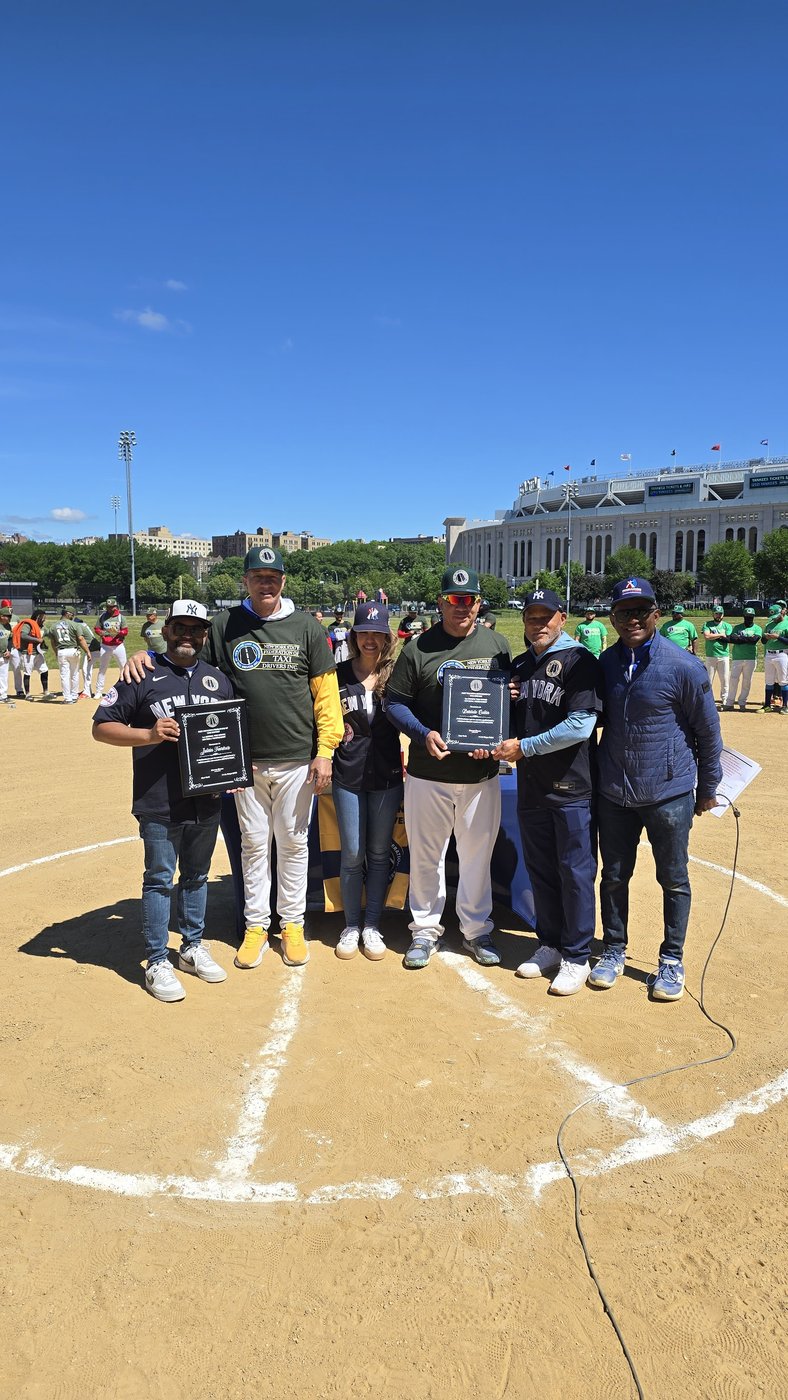 Honoring Julián Fávarez and Bartolo Colón for their contributions to the tournament